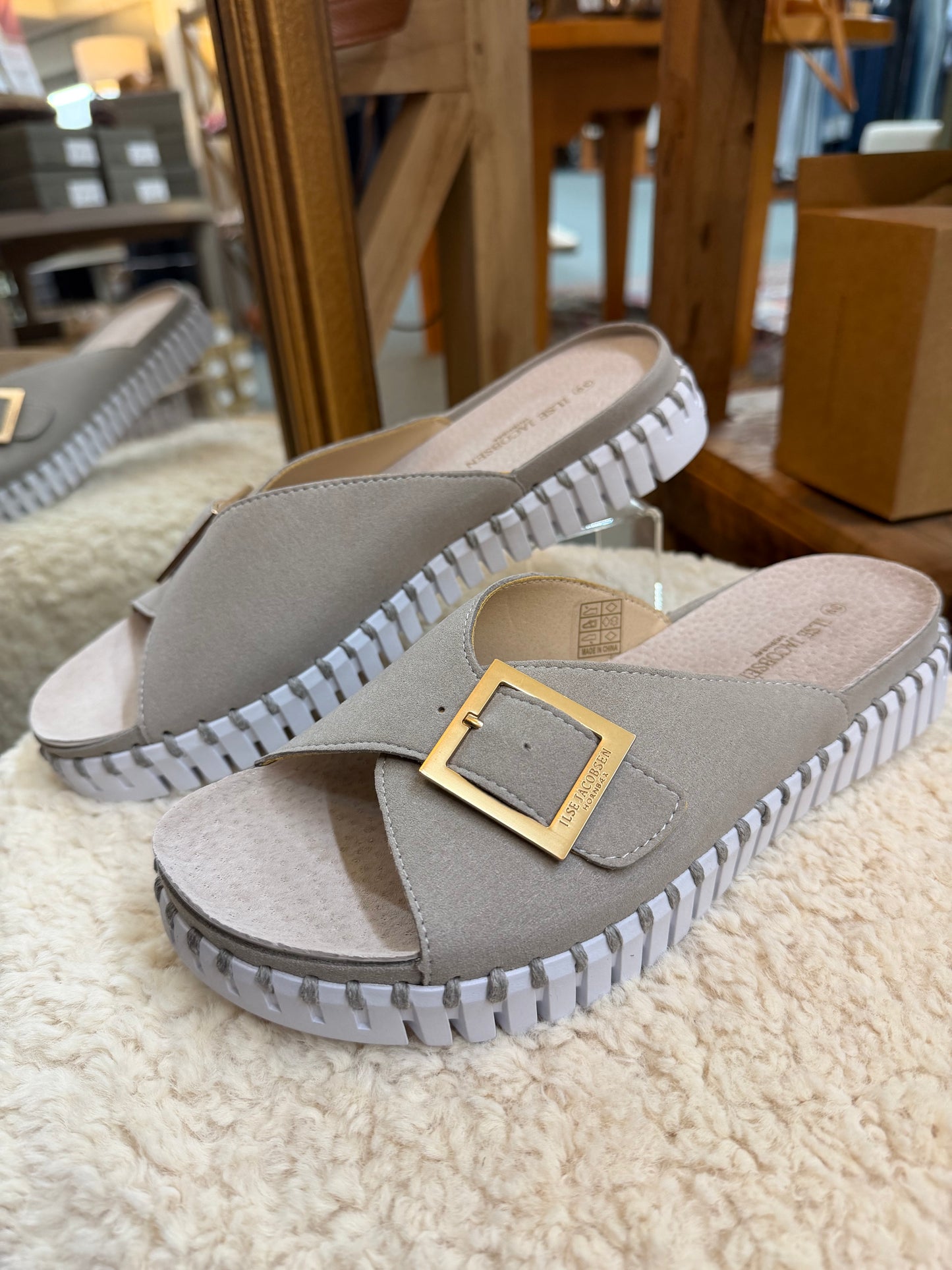 Tulip Buckle Flat Atmosphere